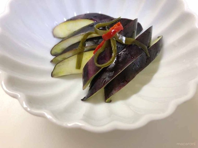 白い器に盛られた、なすの漬物