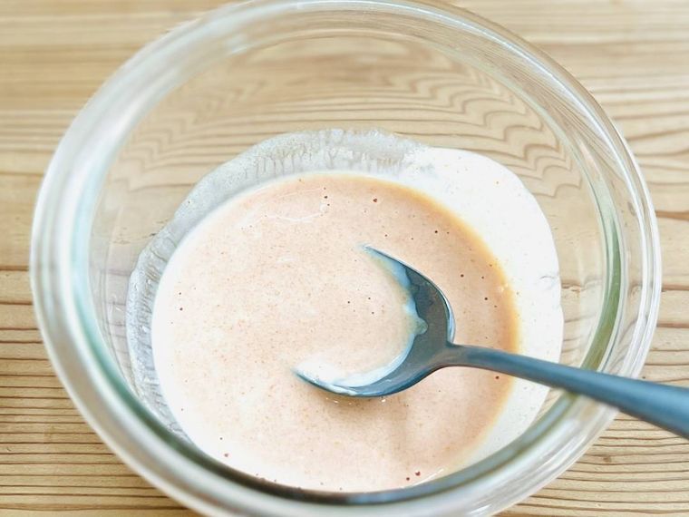 ソースの材料を混ぜ合わせている様子