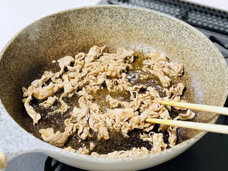 豚肉を炒めて味付けした様子