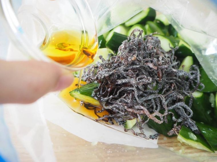 ポリ袋にごま油を注ぎ入れる様子