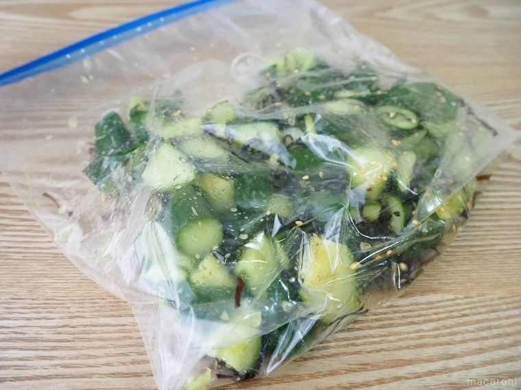 ポリ袋の中で和えたきゅうりと塩昆布、ごま油、白いりごま