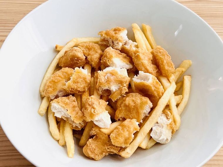 マックフライポテトにチキンマックナゲットを加えた様子
