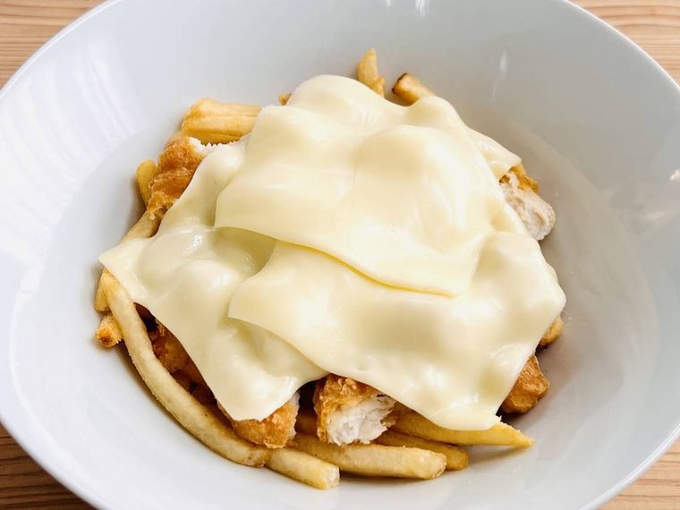 マックフライポテトとチキンマックナゲットにとろけるチーズをのせて温めた様子