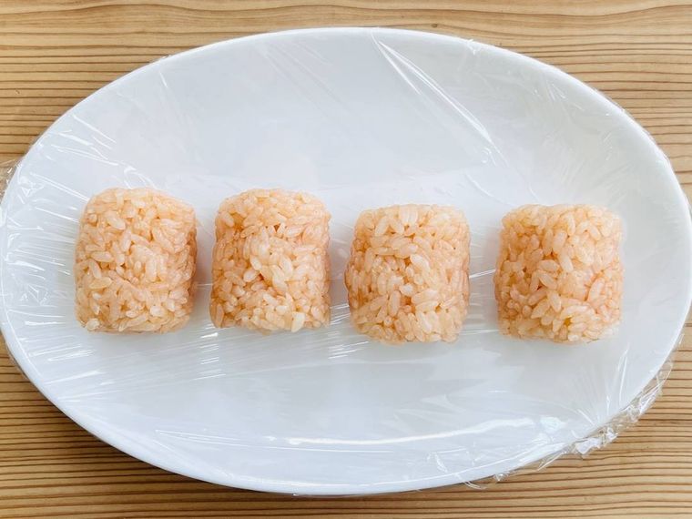 ケチャップライスを俵型に成形した様子