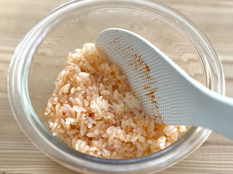 ごはんにケチャップとコンソメを混ぜている様子