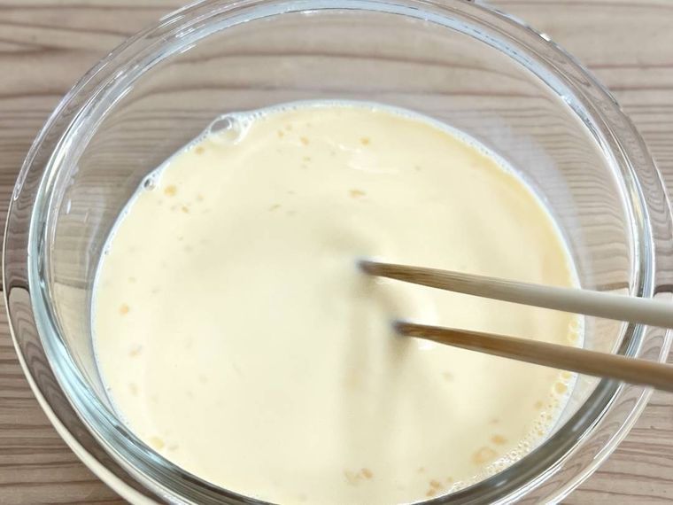 卵、牛乳、練乳を混ぜている様子