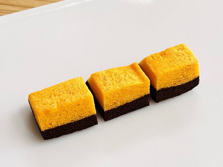 無印良品の鉄分がとれるバウム チョコオレンジを3等分にカットした様子