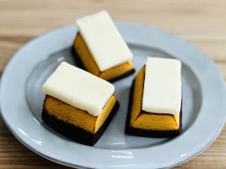 無印良品の鉄分がとれるバウム チョコオレンジにバターをのせた様子