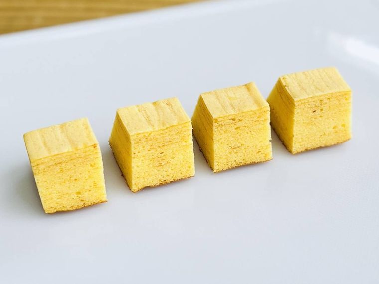 バウムクーヘンを4等分にカットした様子
