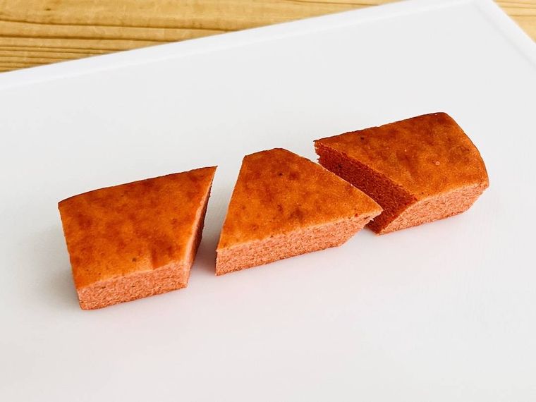 無印良品の食物繊維がとれるバウム トマトバジルを3等分にカットした様子