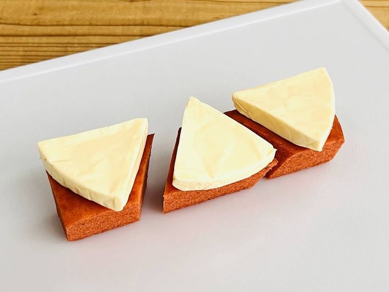 無印良品の食物繊維がとれるバウム トマトバジルに6Pチーズをのせた様子