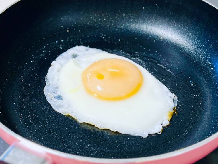 目玉焼きを焼いている様子