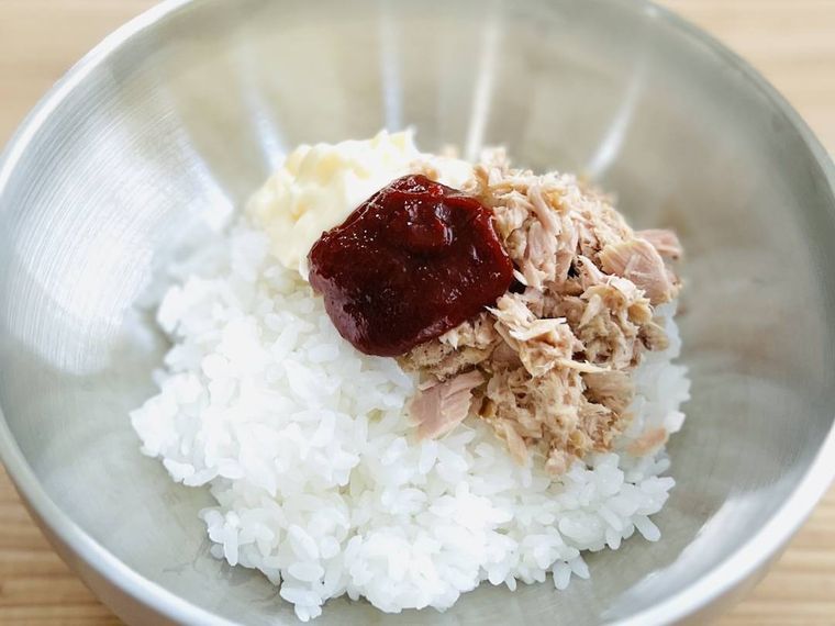 ごはんにツナ缶、マヨネーズ、コチュジャンをのせた様子