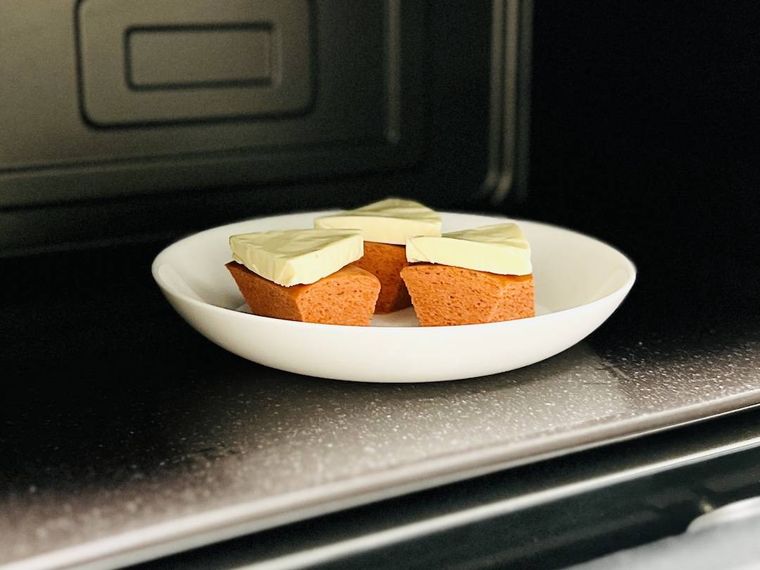 6Pチーズをのせた食物繊維がとれるバウム トマトバジルを電子レンジの庫内に入れた様子