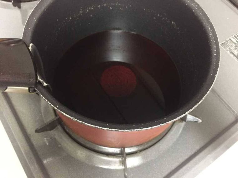 砂糖としょうゆを温めている様子