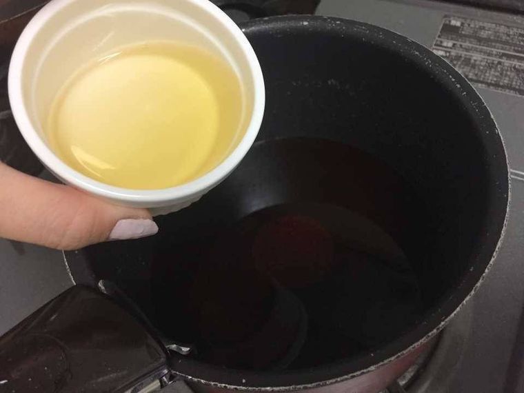 鍋に酢を加えている様子