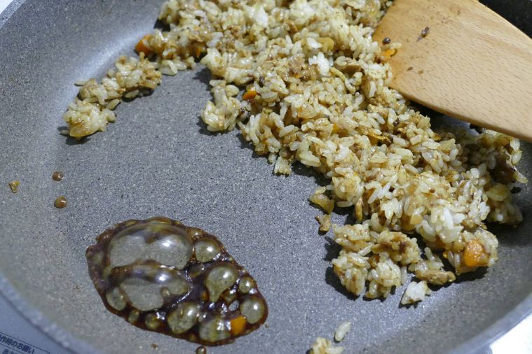 フライパンの端にしょうゆを入れた様子