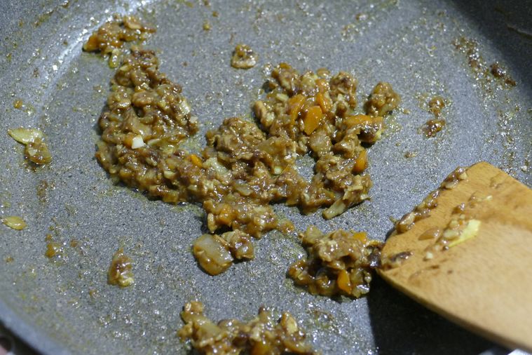 カレーを加えて水分が飛ぶまで炒める様子