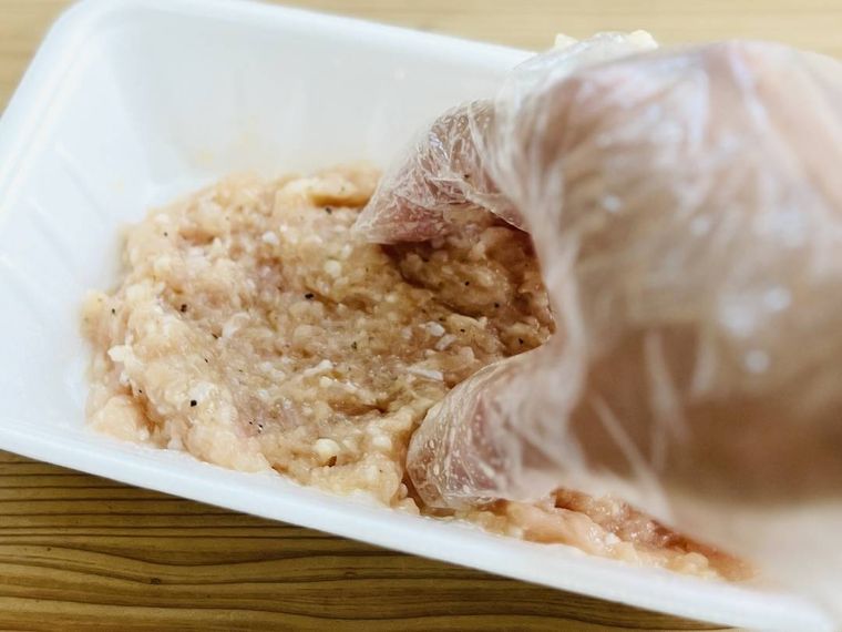 鶏ひき肉と調味料を混ぜ合わせている様子