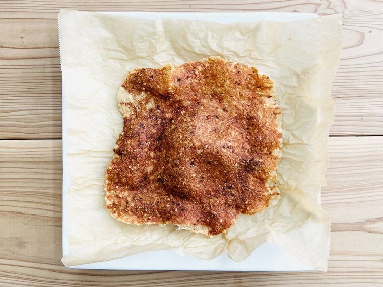 鶏ひき肉でポテトチップス風スナックを作った様子