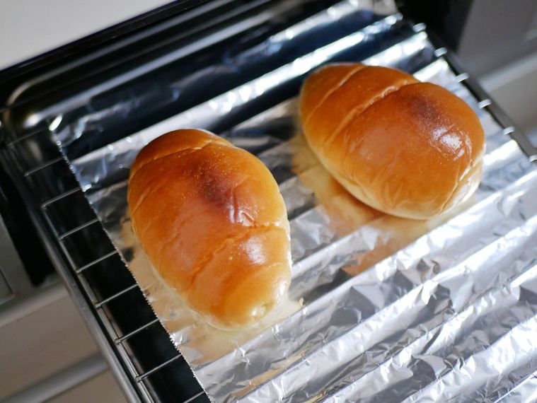 サラダ油を塗ったロールパンを焼く様子