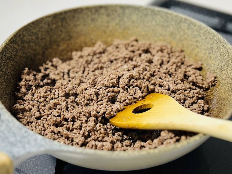 フライパンで牛ひき肉を炒めている様子