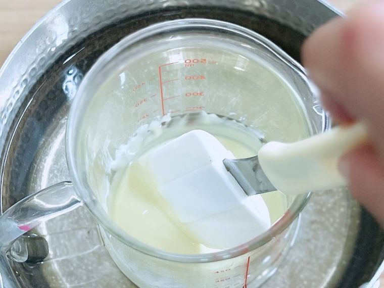 ホワイトチョコレートを湯せんで溶かしている様子
