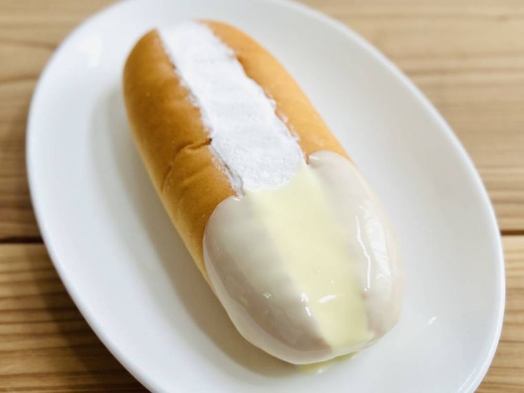 ホットドッグパンの下部をホワイトチョコレートでコーティングした様子
