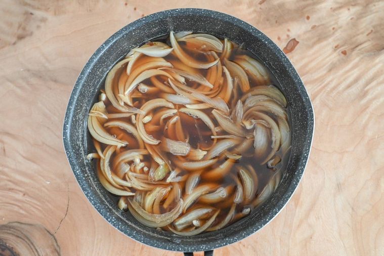 鍋に入った煮込んだ玉ねぎ