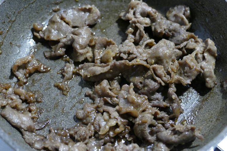 牛こま肉の色が変わるまで炒めた様子