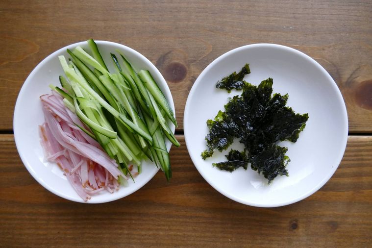 細切りハムときゅうり、ちぎった韓国のりが並ぶ木製テーブル