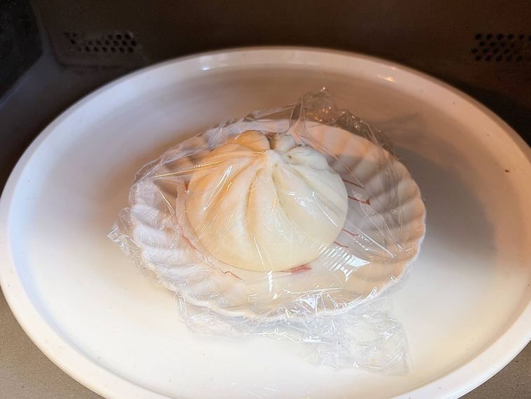 レンジで肉まんを加熱する様子