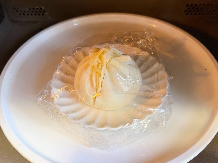 レンジでチーズを挟んだ肉まんを加熱する様子
