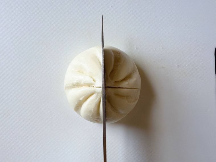 肉まんに切れ込みを入れる様子