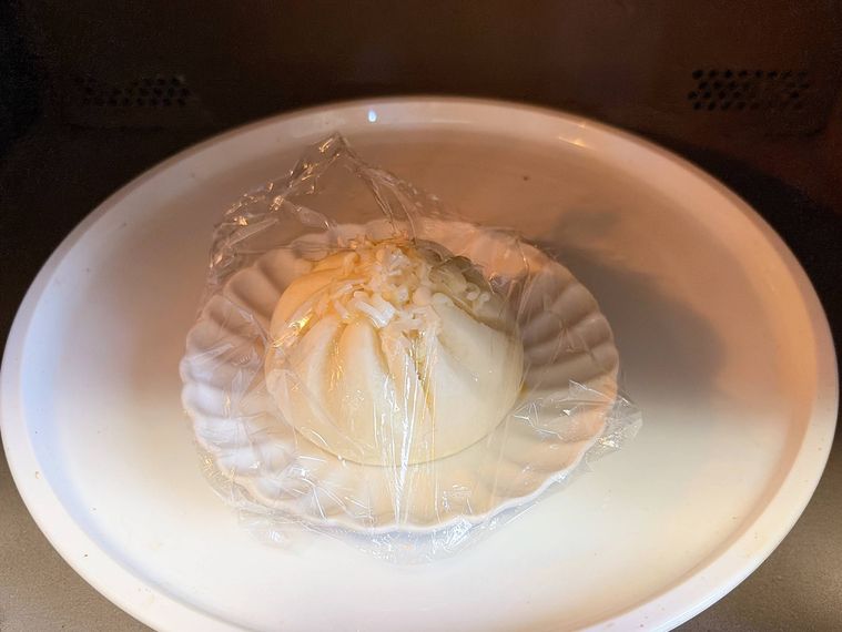 レンジでねぎ塩だれを挟んだ肉まんを加熱する様子