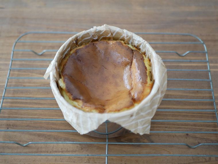 粗熱をとったばかりのバスクチーズケーキ