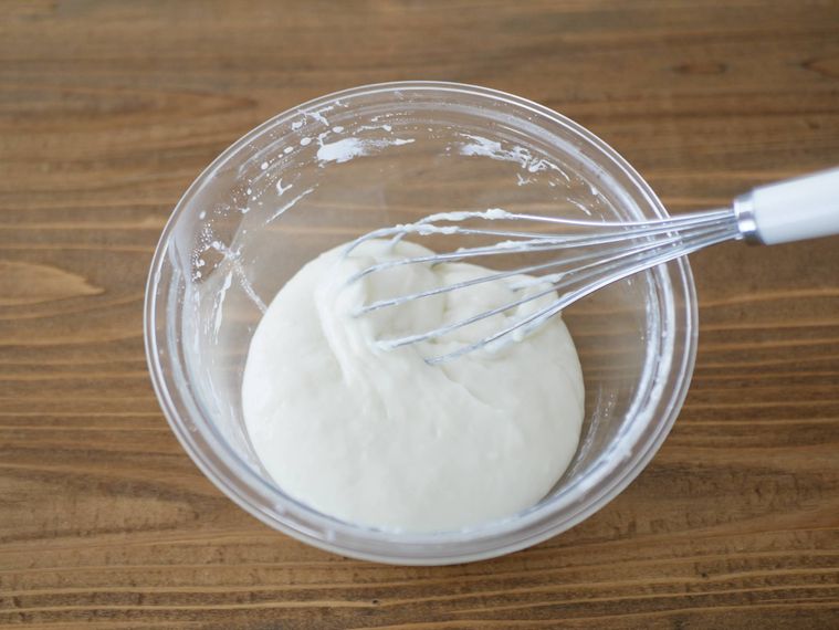 牛乳とバター入りの求肥をボウルのなかで混ぜる様子
