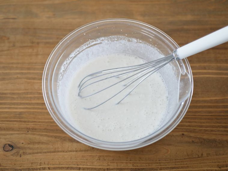 牛乳入りの求肥の材料をボウルのなかで混ぜる様子