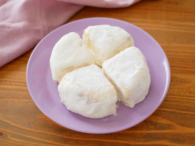 ラベンダー色の皿にもちチーズケーキが盛られている