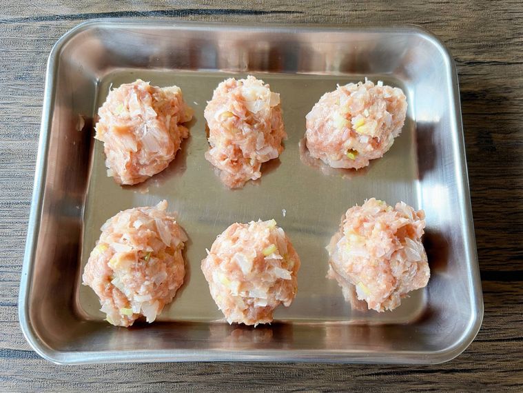 金属トレーに並べた肉だね