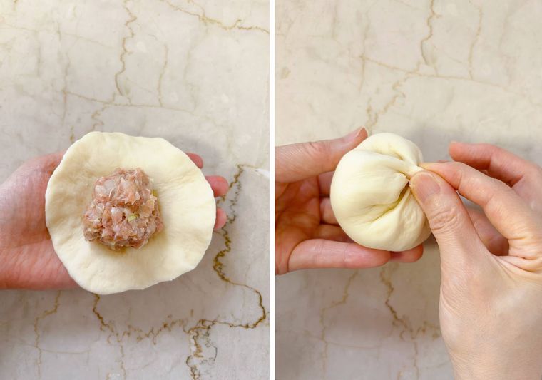 生地に肉だねをおき包む様子
