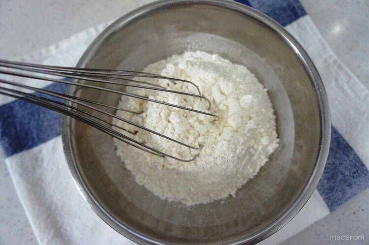 ボウルにふるった粉を入れた様子