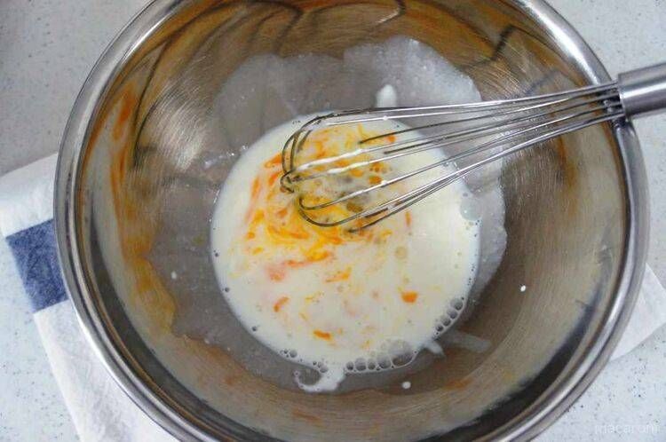 ホットケーキの材料をボウルに加えて混ぜている様子