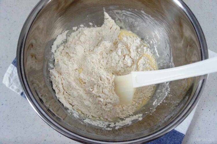 ボウルでホットケーキミックスや卵などを混ぜている様子