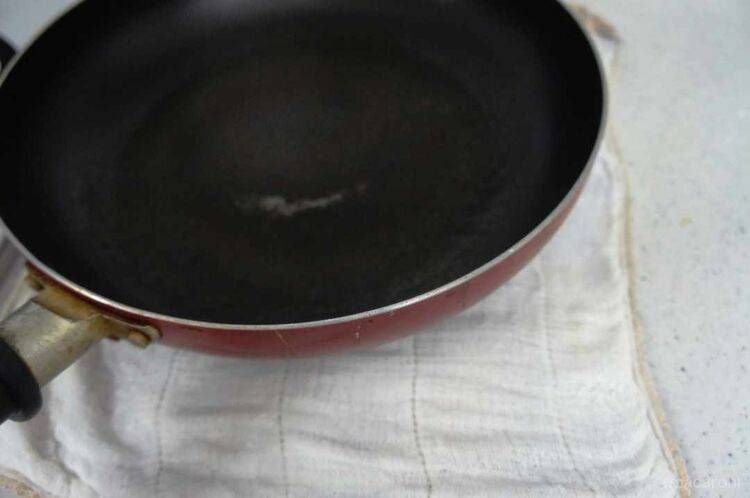 フライパンにを濡れ布巾で冷ましている様子
