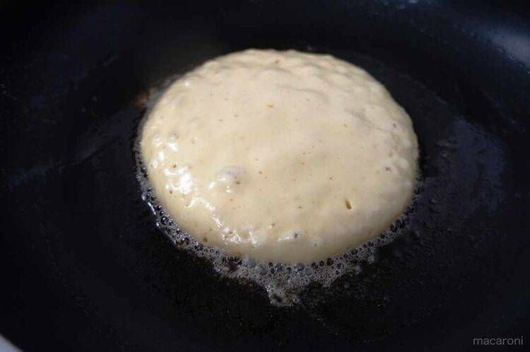 ホットケーキをフライパンで焼いている様子