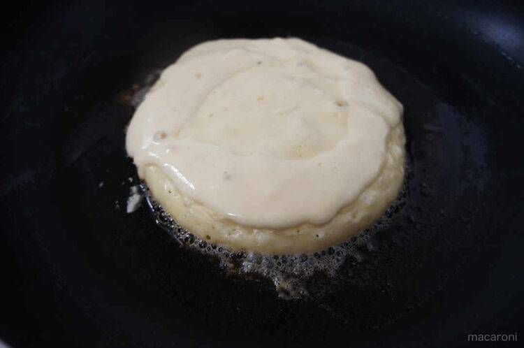 ホットケーキをフライパンで焼いている様子