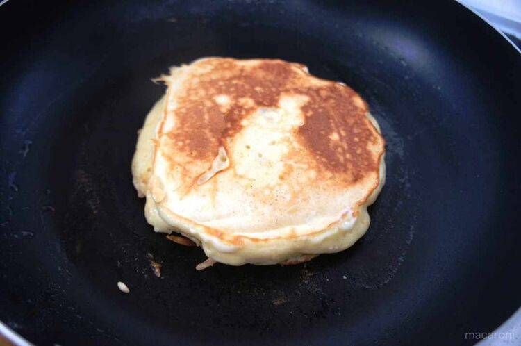 ホットケーキをひっくり返して焼いている様子