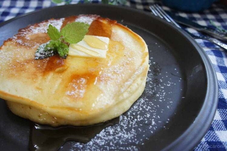 黒い皿に盛り付けたホットケーキ
