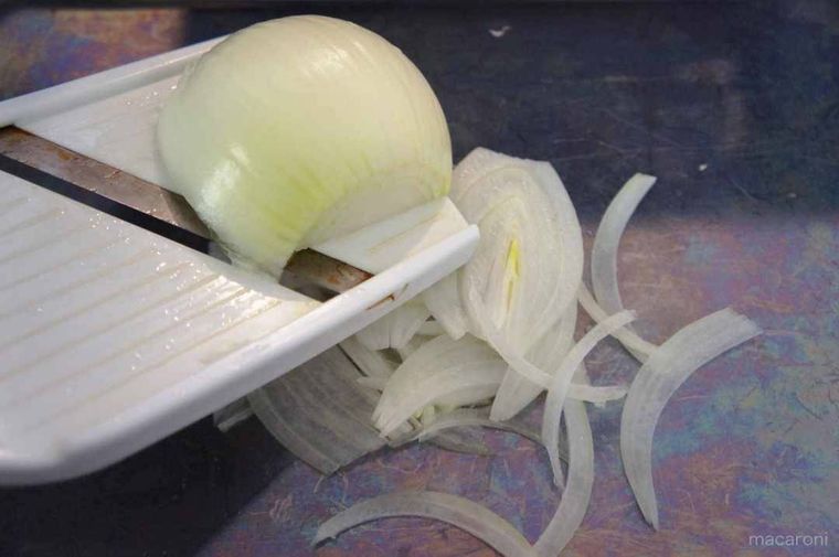スライサーで玉ねぎを切っている様子